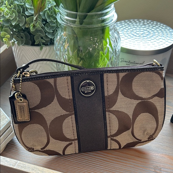 EUC Coach Large Wristlet - Picture 2 of 10